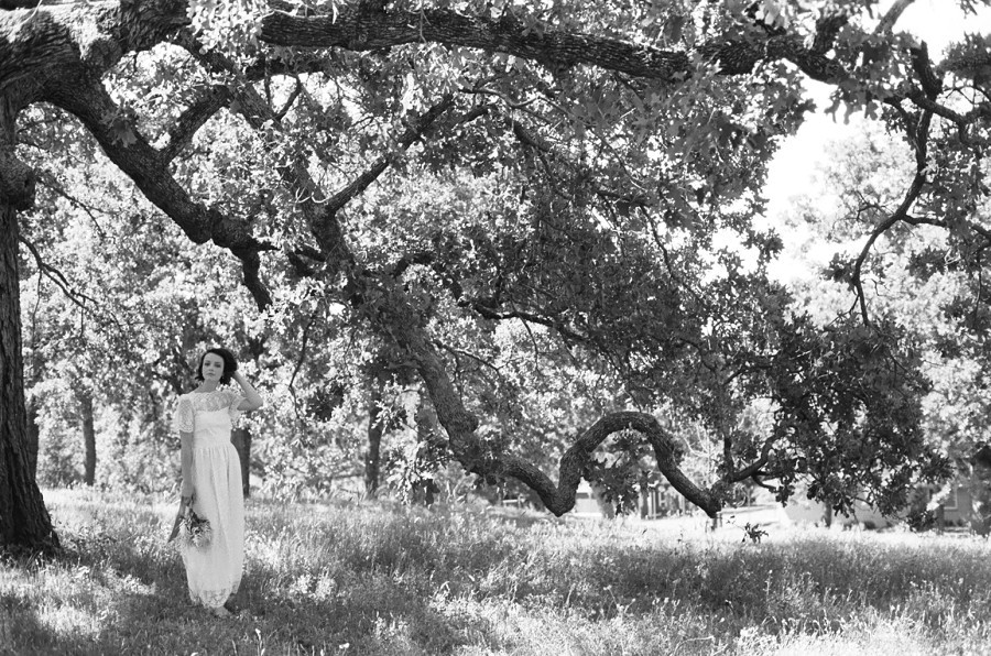 Outdoor Texas bridals by live oak tree.