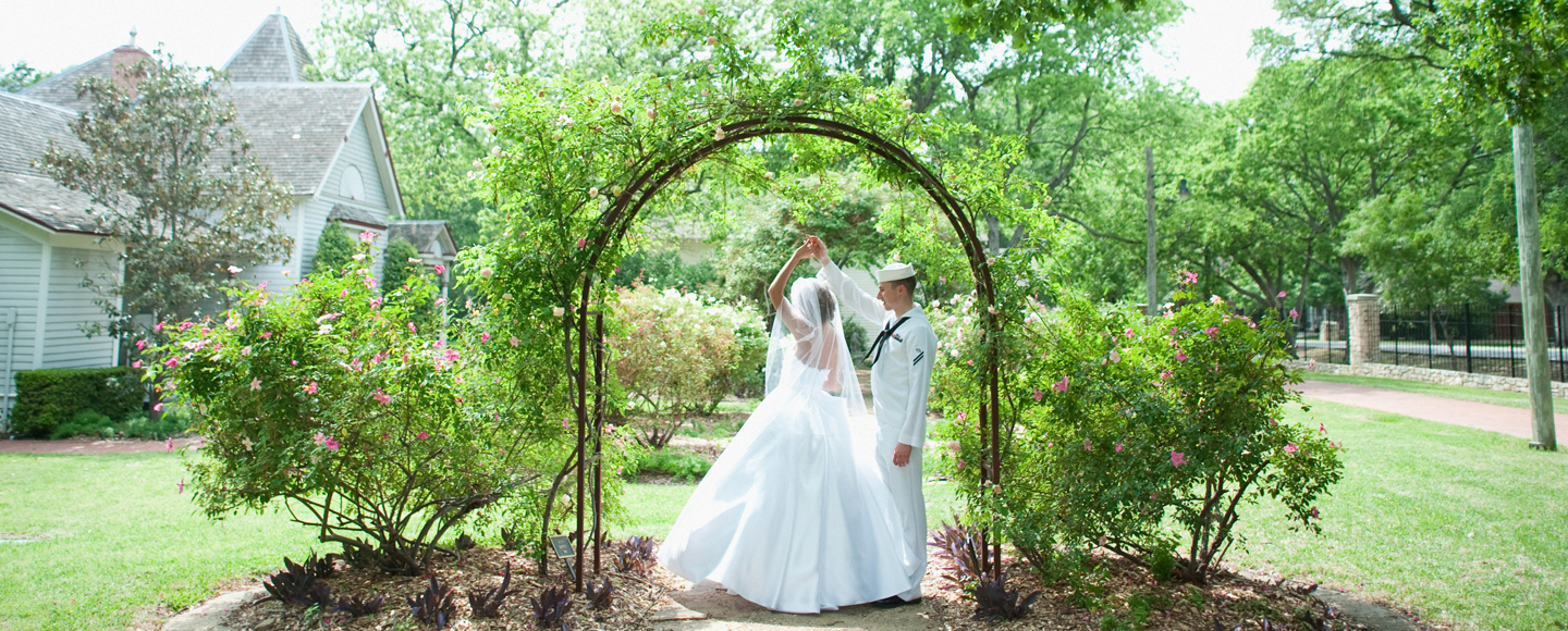 Dallas photographer Jenny McCann photographs wedding at Farmers Branch historical park.